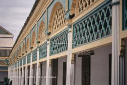 Image du Maroc Professionnelle de  Le Palais de la Bahia se trouve au sud de la Médina de Marrakech près de la Casbah non loin du quartier juif le Mellah. Il fut construit vers 1867 par Si Moussa, puissant et richissime grand Vizir du Sultan Hassan Ier. Durant le règne, Ahmed ben Moussa fils héritier successeur de Si Moussa fait agrandir la partie sud de ce palais officiel, ou il réside avec ses femmes et ses 24 concubines, et leurs nombreux enfants. Le palais est baptisé du nom de sa maîtresse favorite, la B?hiya. Mercredi 21 Août 1997. (Photo / Abdeljalil Bounhar) 